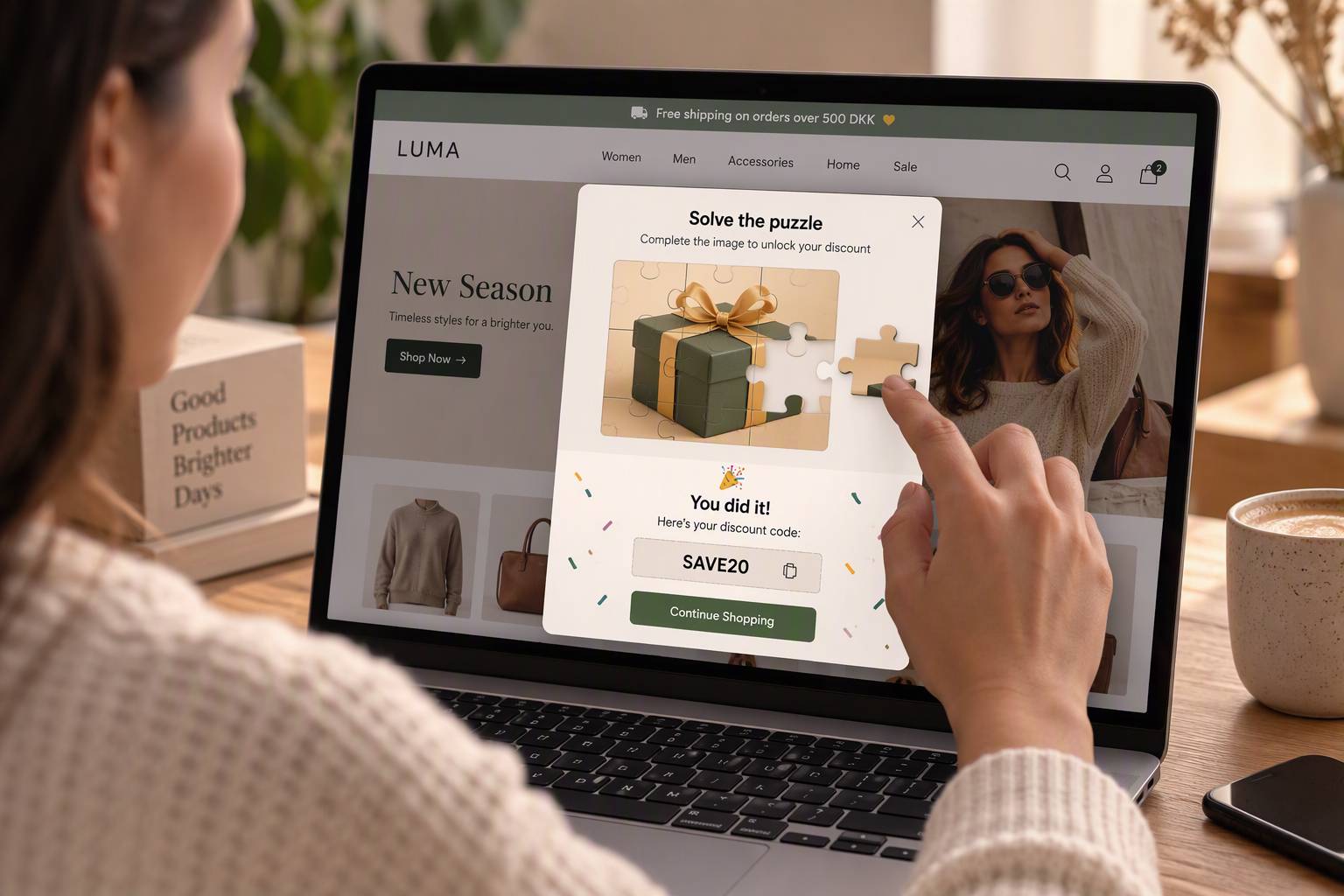 A shopper playing a small puzzle game on a webshop and winning a discount code